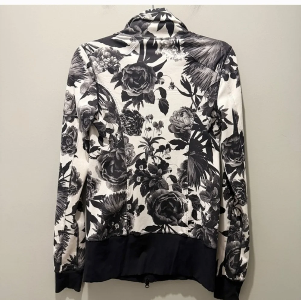 Like NEW - Lululemon Floral Black and White Women's Jacket, Sz. 4 - Picture 4 of 4